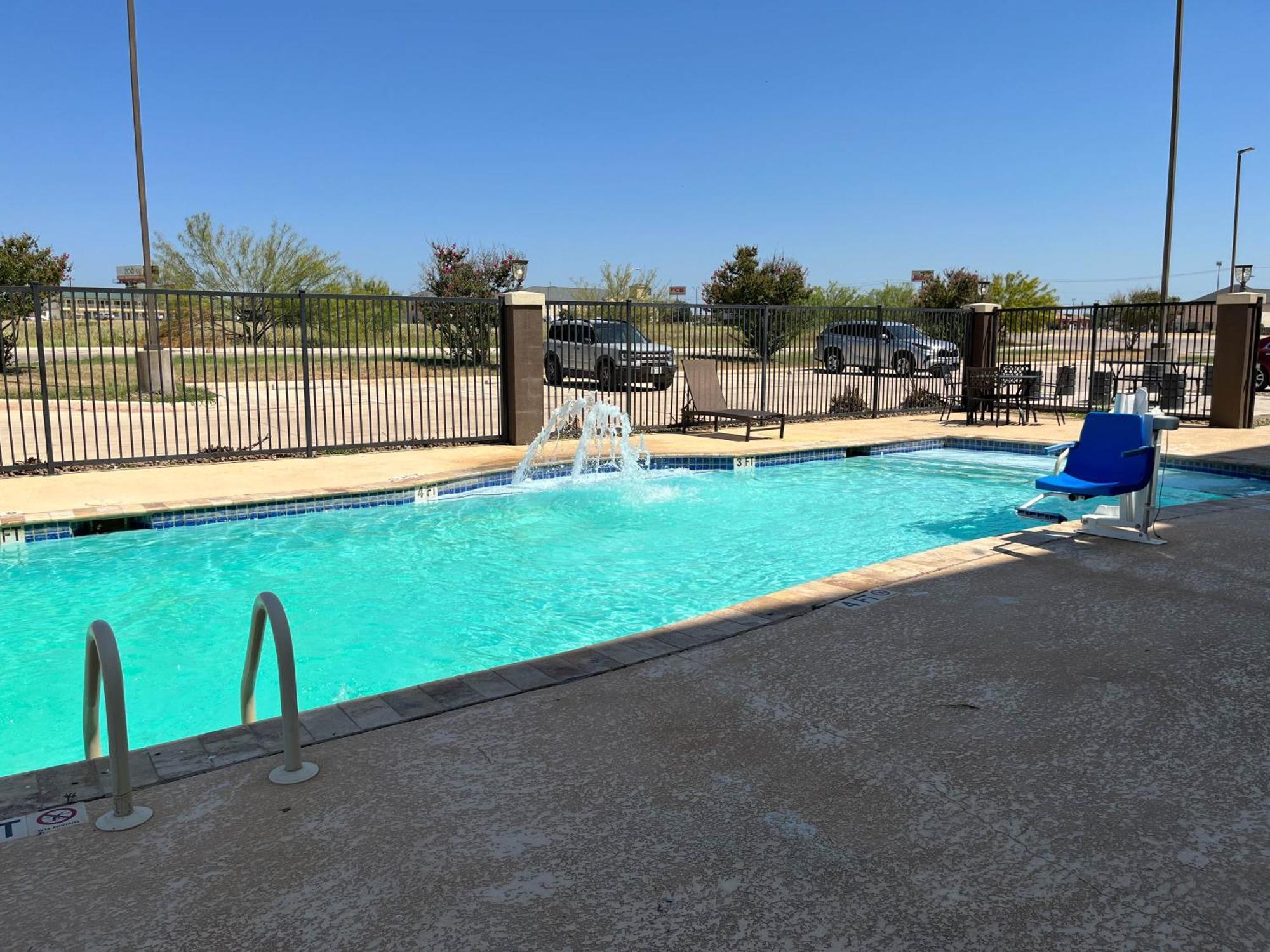 Quality Inn & Suites Pearsall Luaran gambar