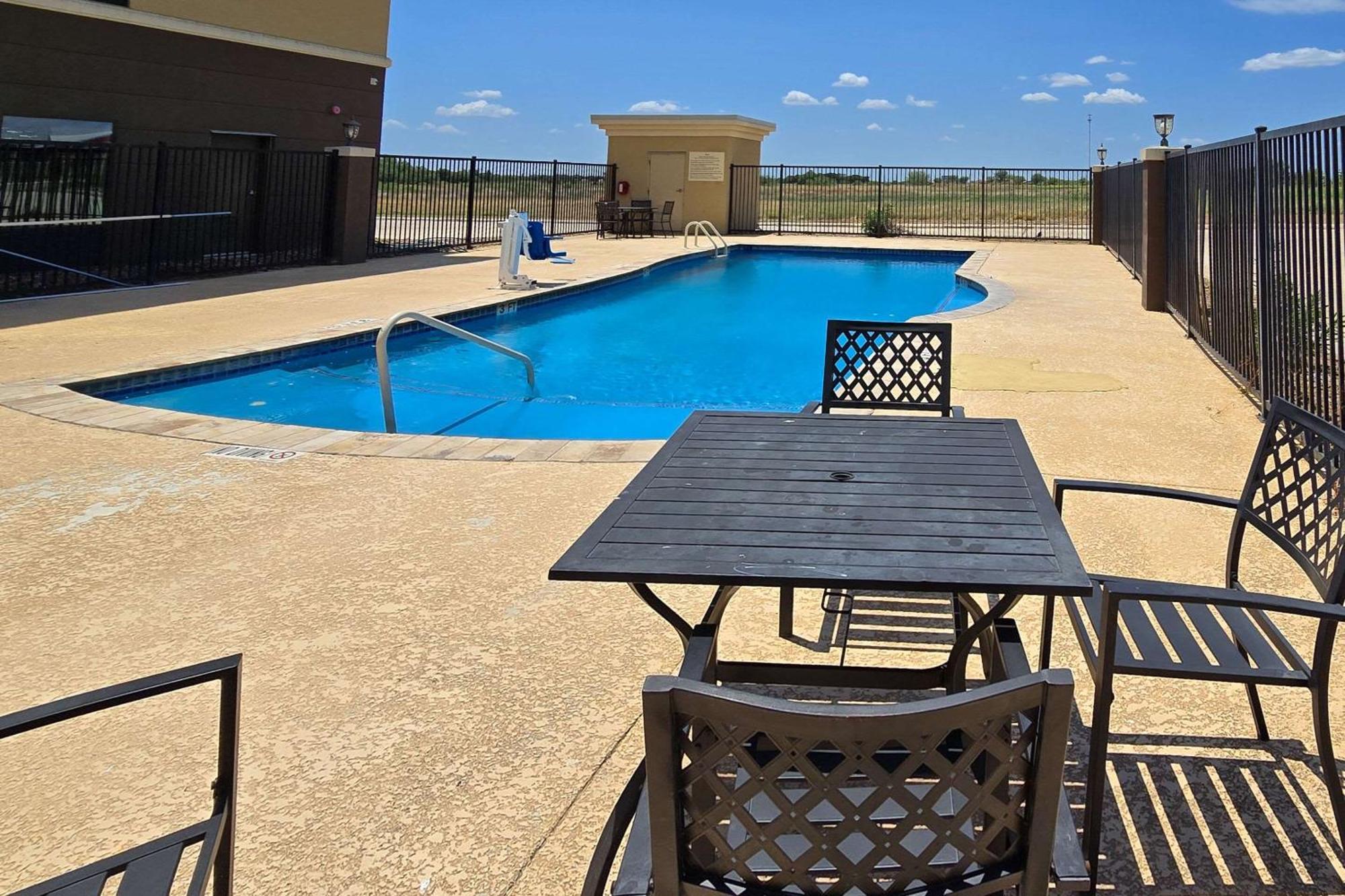 Quality Inn & Suites Pearsall Luaran gambar